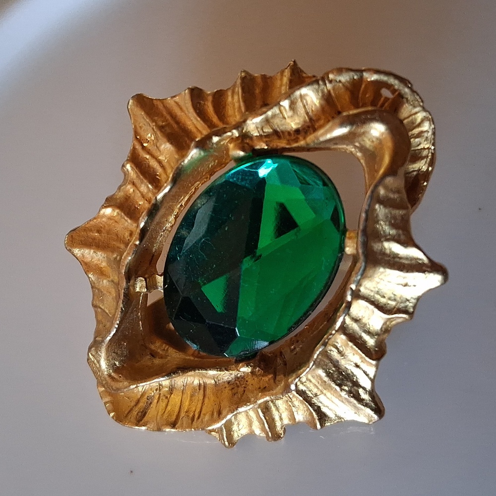 Vintage Clip-on Gold-Tone Earrings with Emerald Green - Picture 9 of 13
